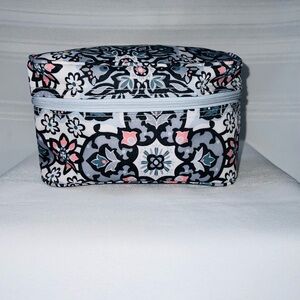 Vera Bradley Makeup Bag Lighten Up Makeup Bag NWOT Lisbon Medalli…‎